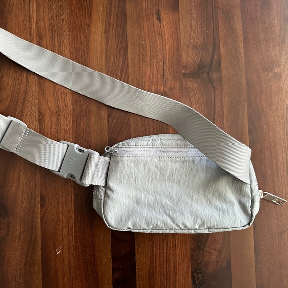 Lululemon Everywhere Bag - Picture 2 of 2